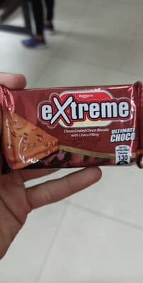 Rebisco Extreme Chocolate Filling